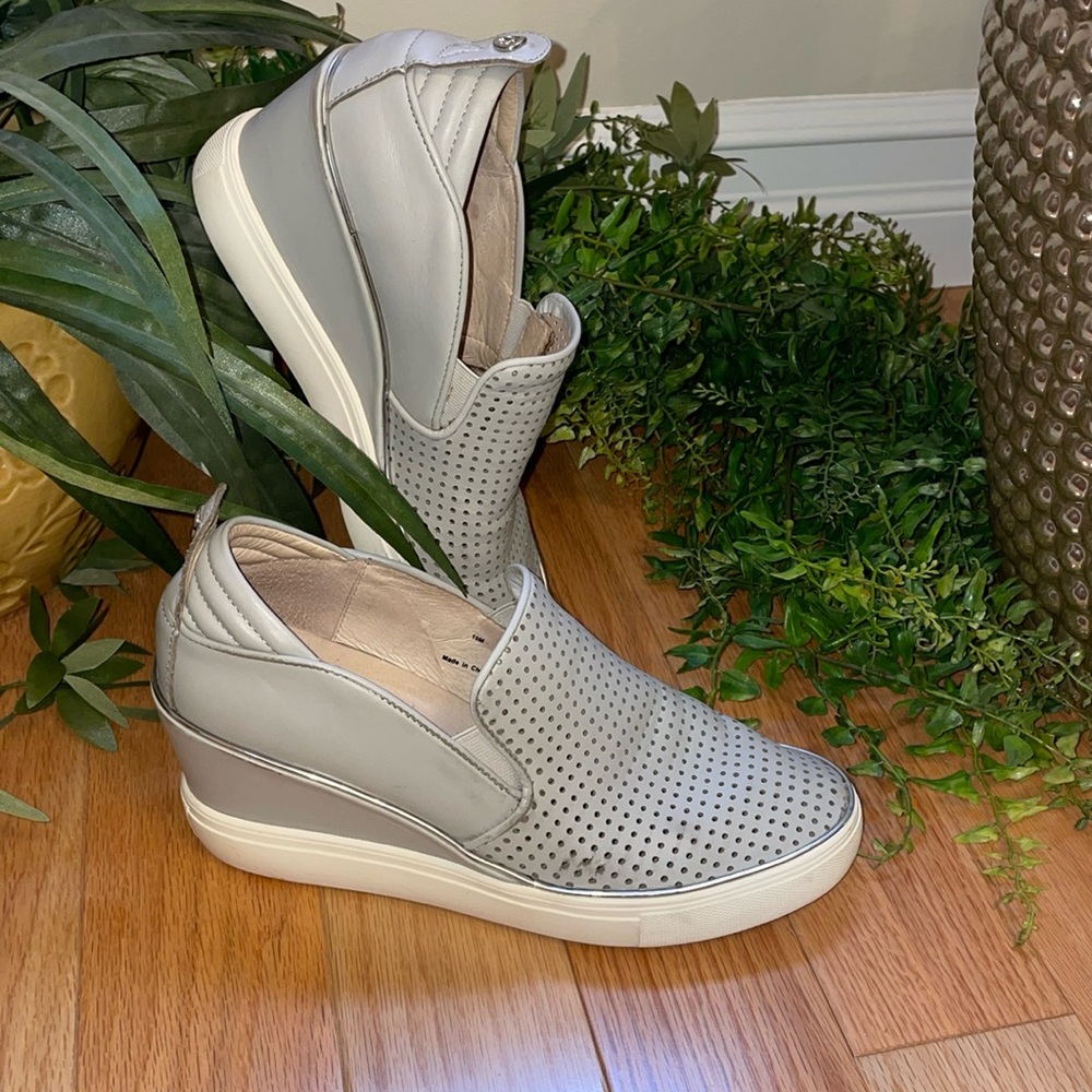 Wishbone wedge sneakers